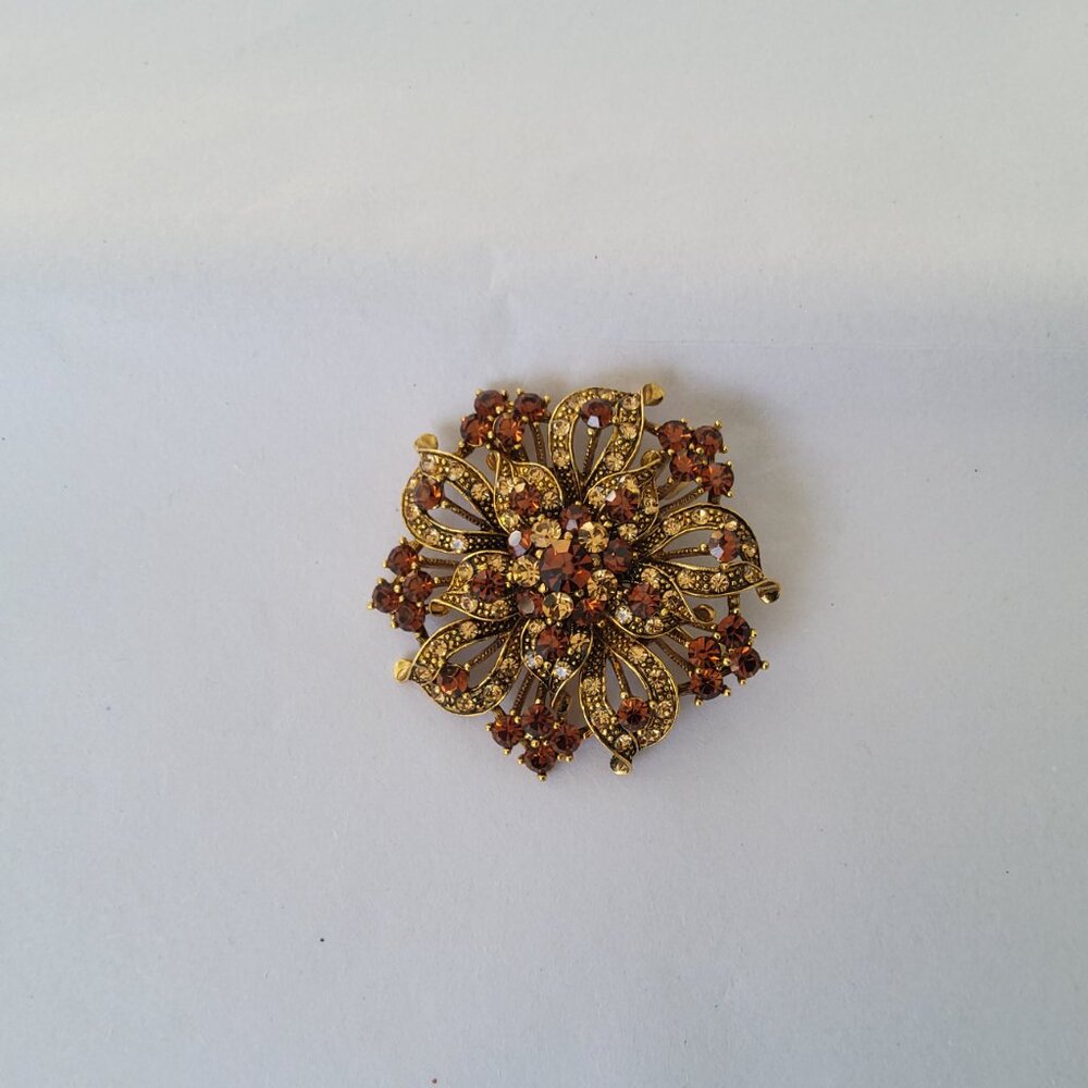 Vintage Brooch with Rhinestones - Picture 4 of 8